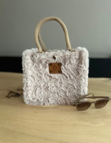 Kleine jute tas bekleed met superzachte beige fake fur