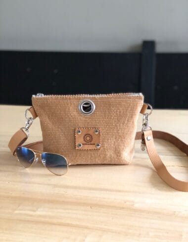 Heuptasje van camelkleurige ribcord met verstelbare leren riem