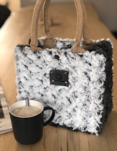 Kleine jute tas bekleed met grijze en grijswitte bontachtige stof
