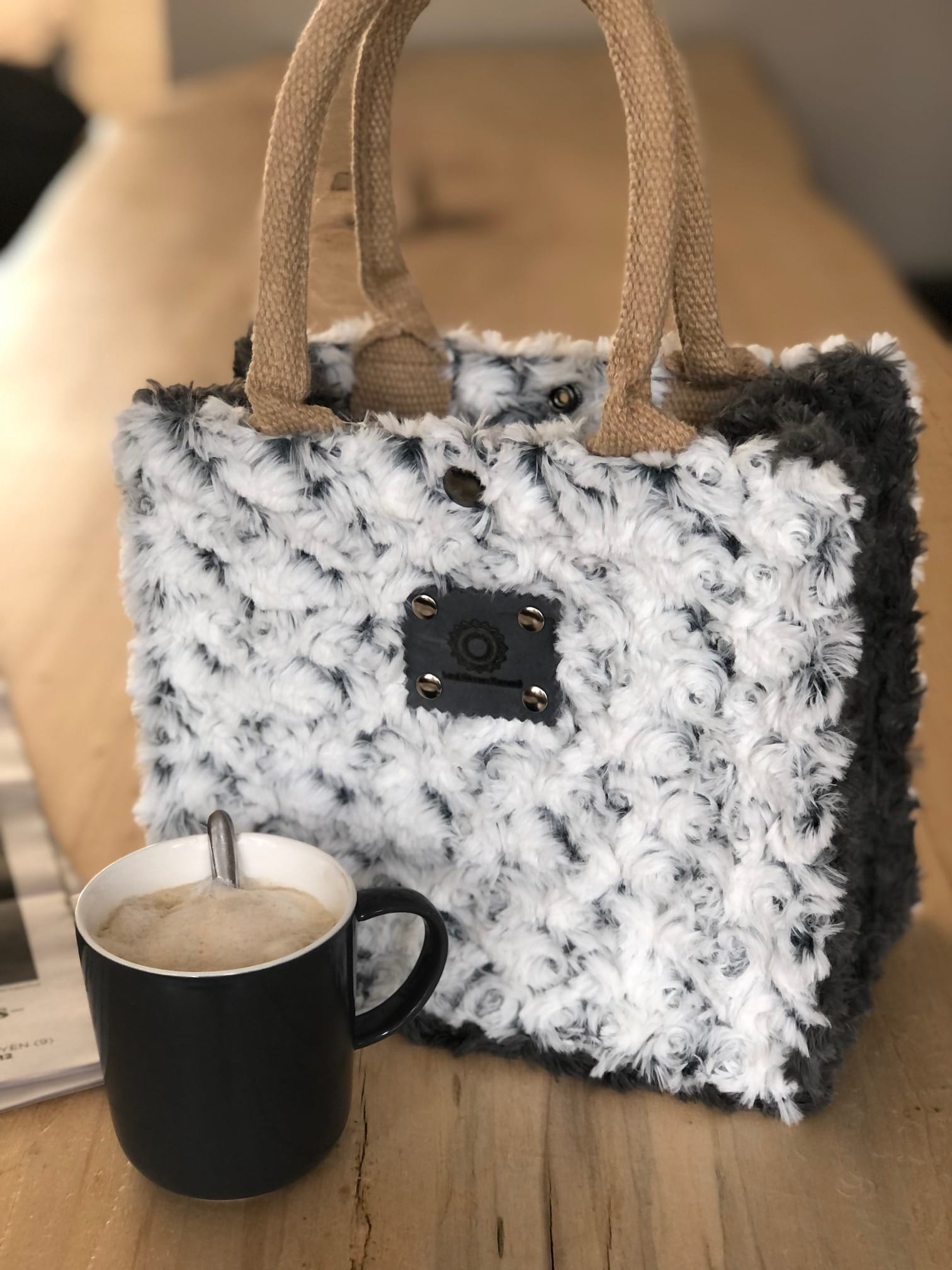 Kleine jute tas bekleed met grijze en grijswitte bontachtige stof