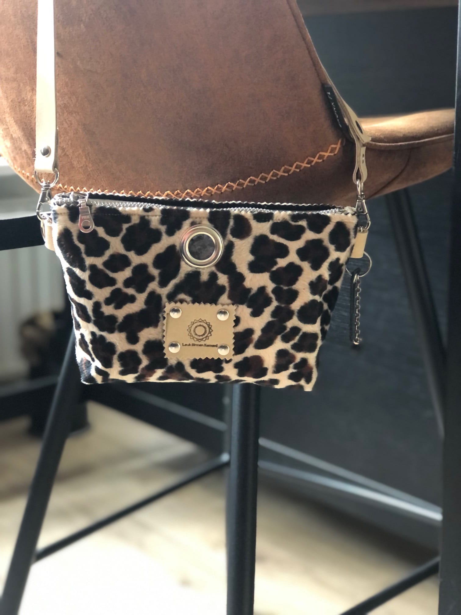 Heuptasje van donkerbruine panterprint met verstelbare leren riem - Afbeelding 3