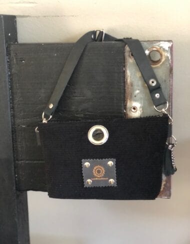 Heuptasje van zwarte ribcord met verstelbare leren riem