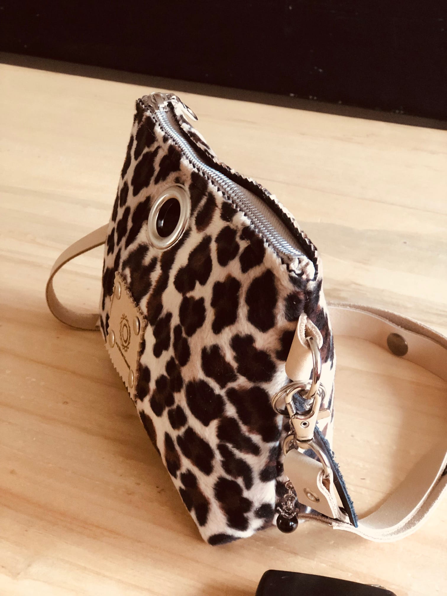 Heuptasje van donkerbruine panterprint met verstelbare leren riem - Afbeelding 2