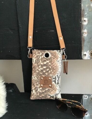 Festivaltasje van beige zalm leatherlook slangenprint