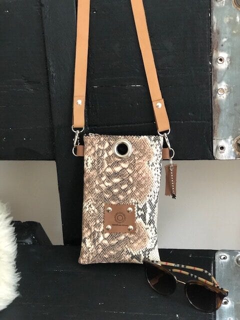 Festivaltasje van beige zalm leatherlook slangenprint