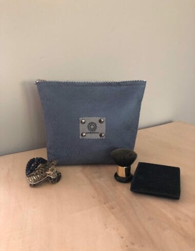 Make-up tasje van jeansblauwe leather look in maat L