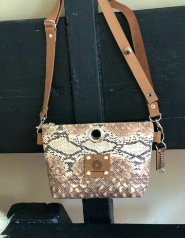 Heuptasje van beige zalm leatherlook slangenprint met verstelbare leren riem