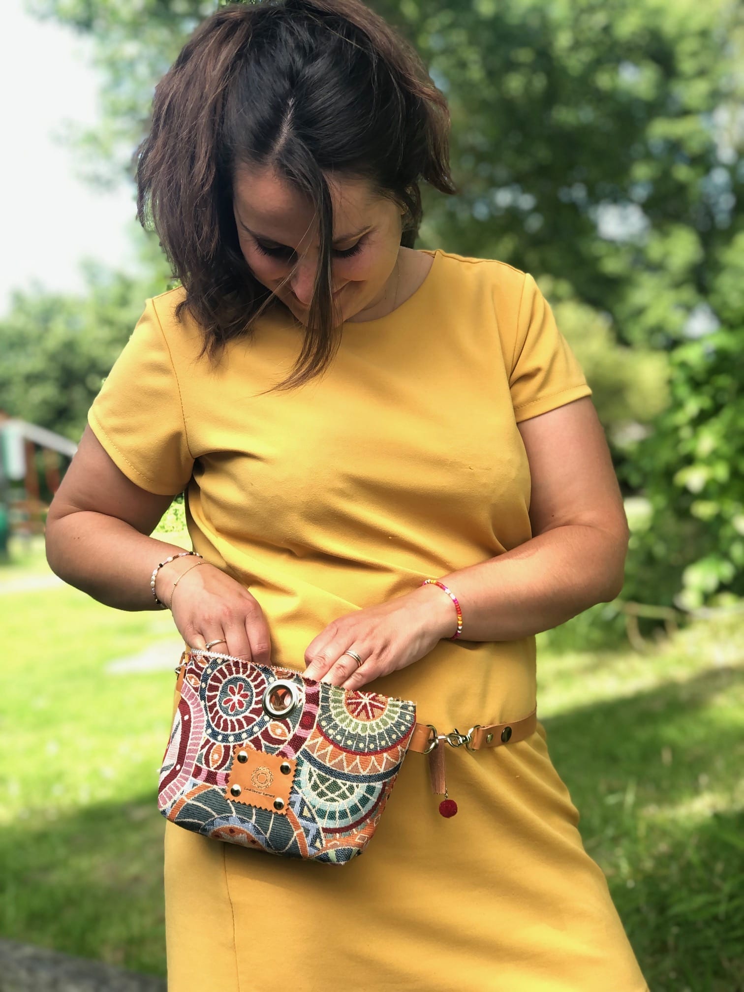 Heuptasje van gobelin in retrolook met verstelbare leren riem - Afbeelding 6