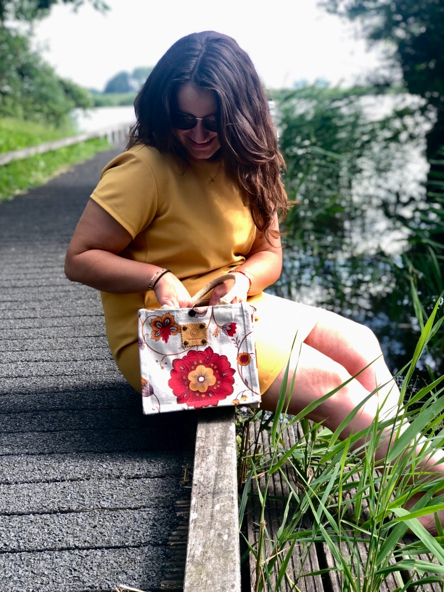 Kleine jute tas bekleed met katoenen stof met zomerse bloemen - Afbeelding 3