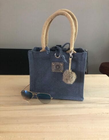 Kleine jute tas bekleed met jeansblauwe leatherlook