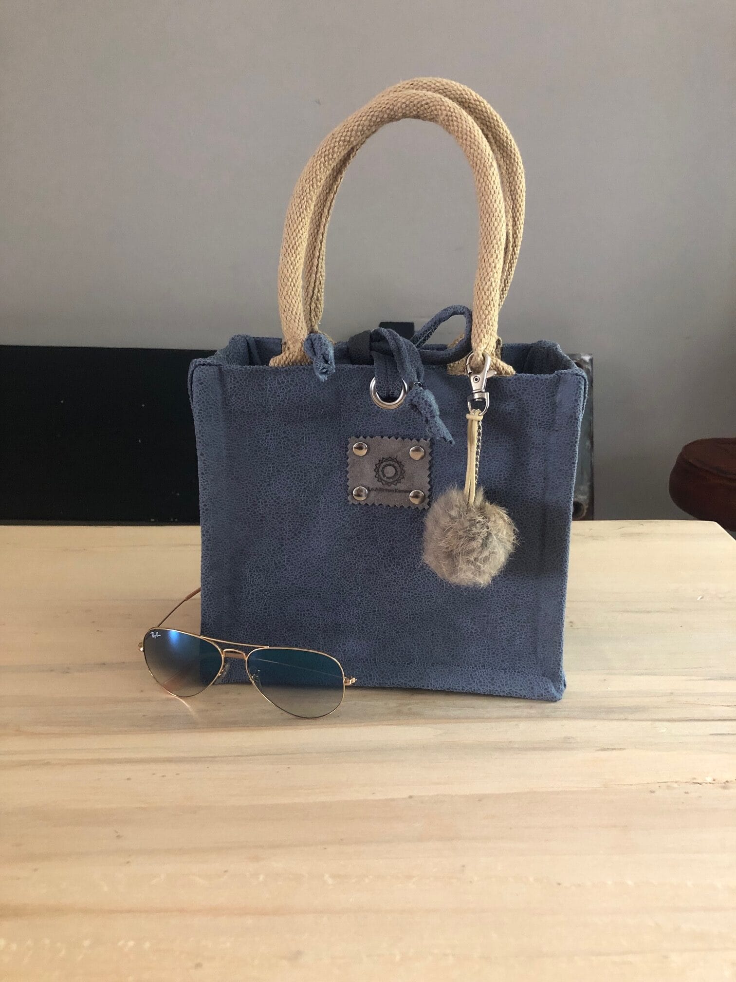 Kleine jute tas bekleed met jeansblauwe leatherlook