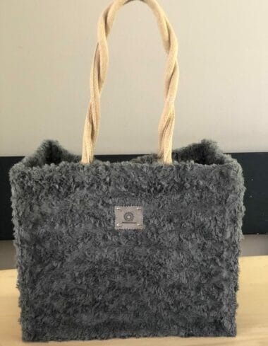 Duurzame jute shopper bekleed met zachte grijze fake bont