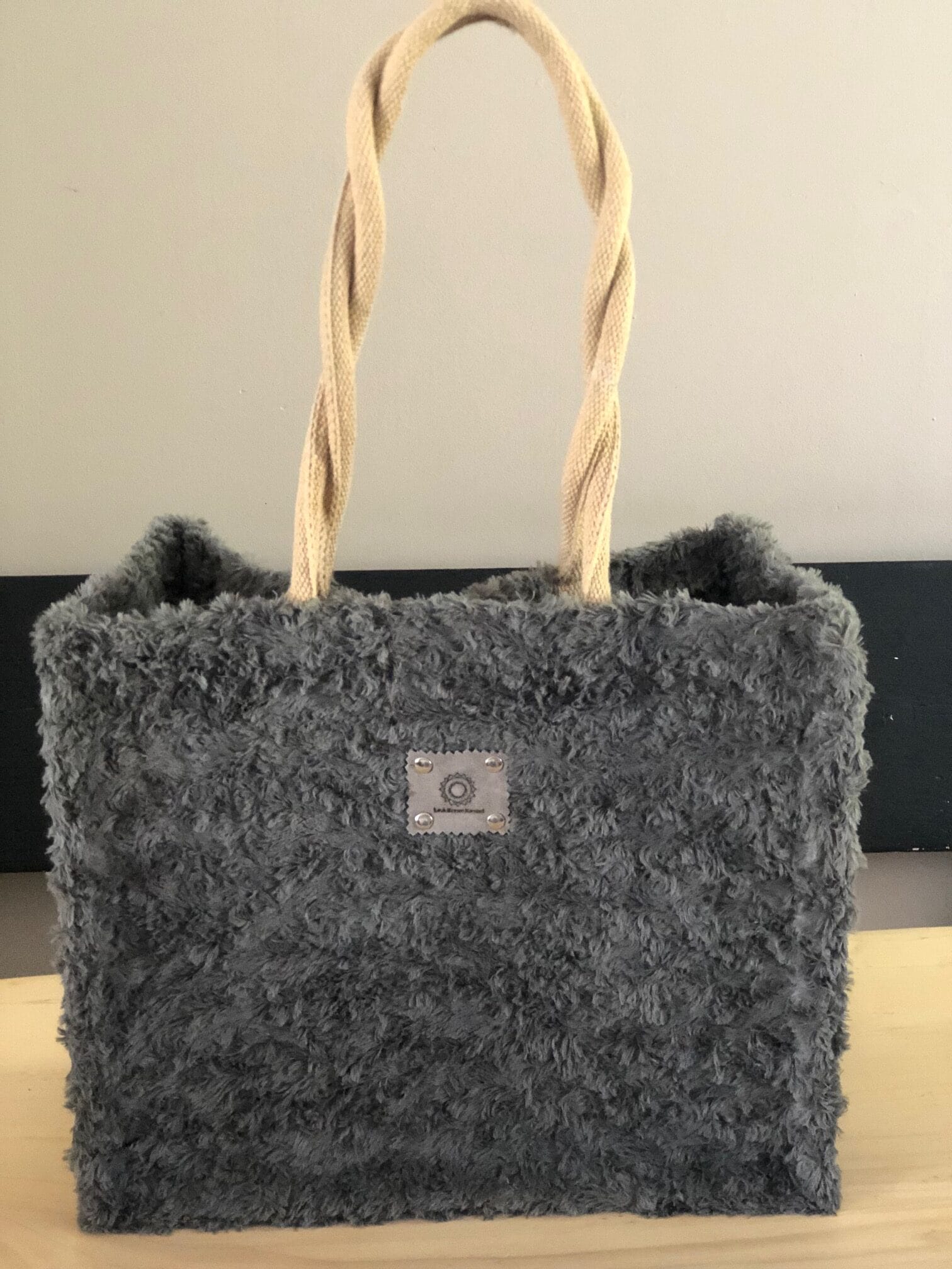 Duurzame jute shopper bekleed met zachte grijze fake bont