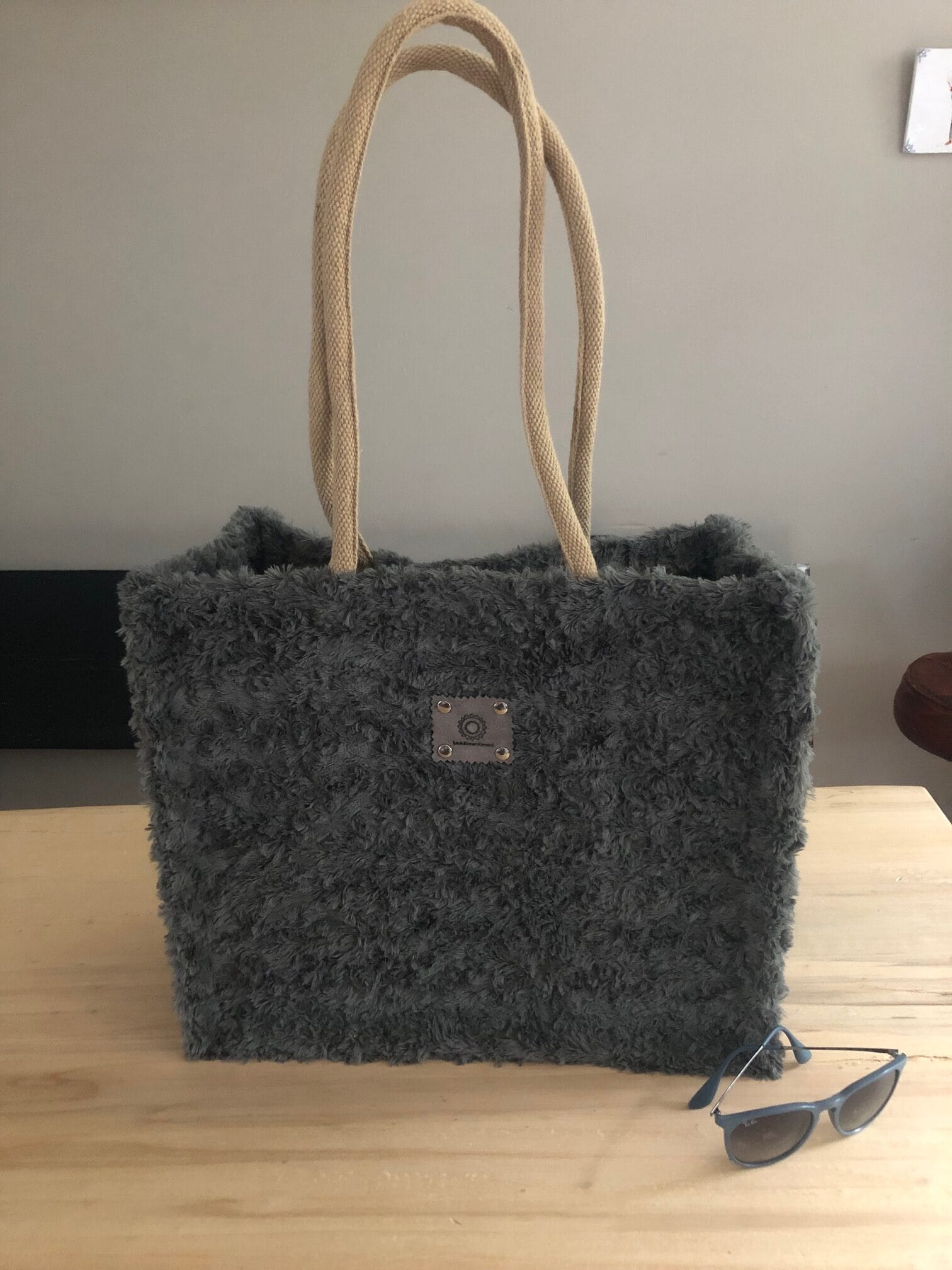 Duurzame jute shopper bekleed met zachte grijze fake bont - Afbeelding 2