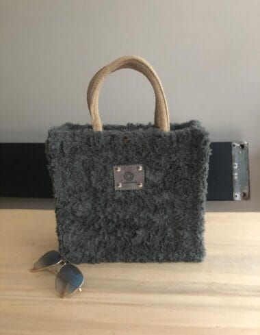 Handtas bekleed met zachte grijze fake bont