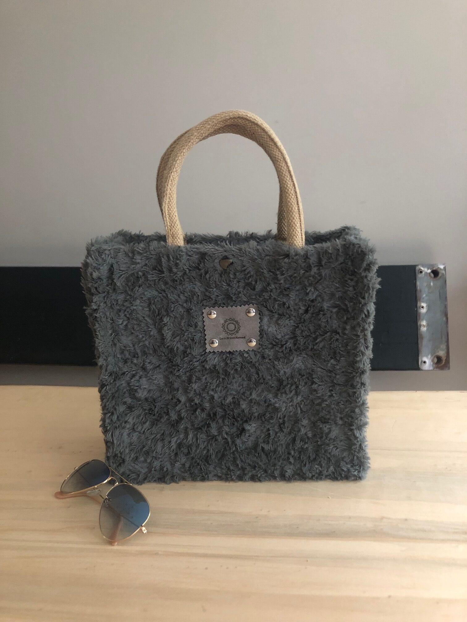 Handtas bekleed met zachte grijze fake bont