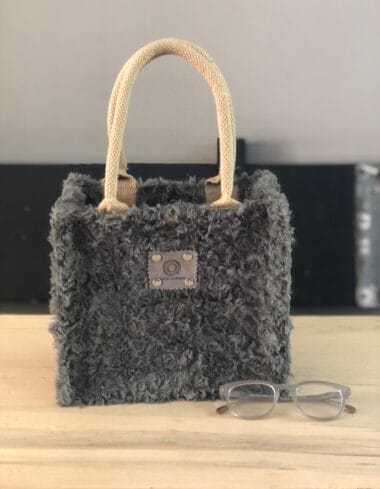 Kleine jute tas bekleed met super zachte grijze fake bont