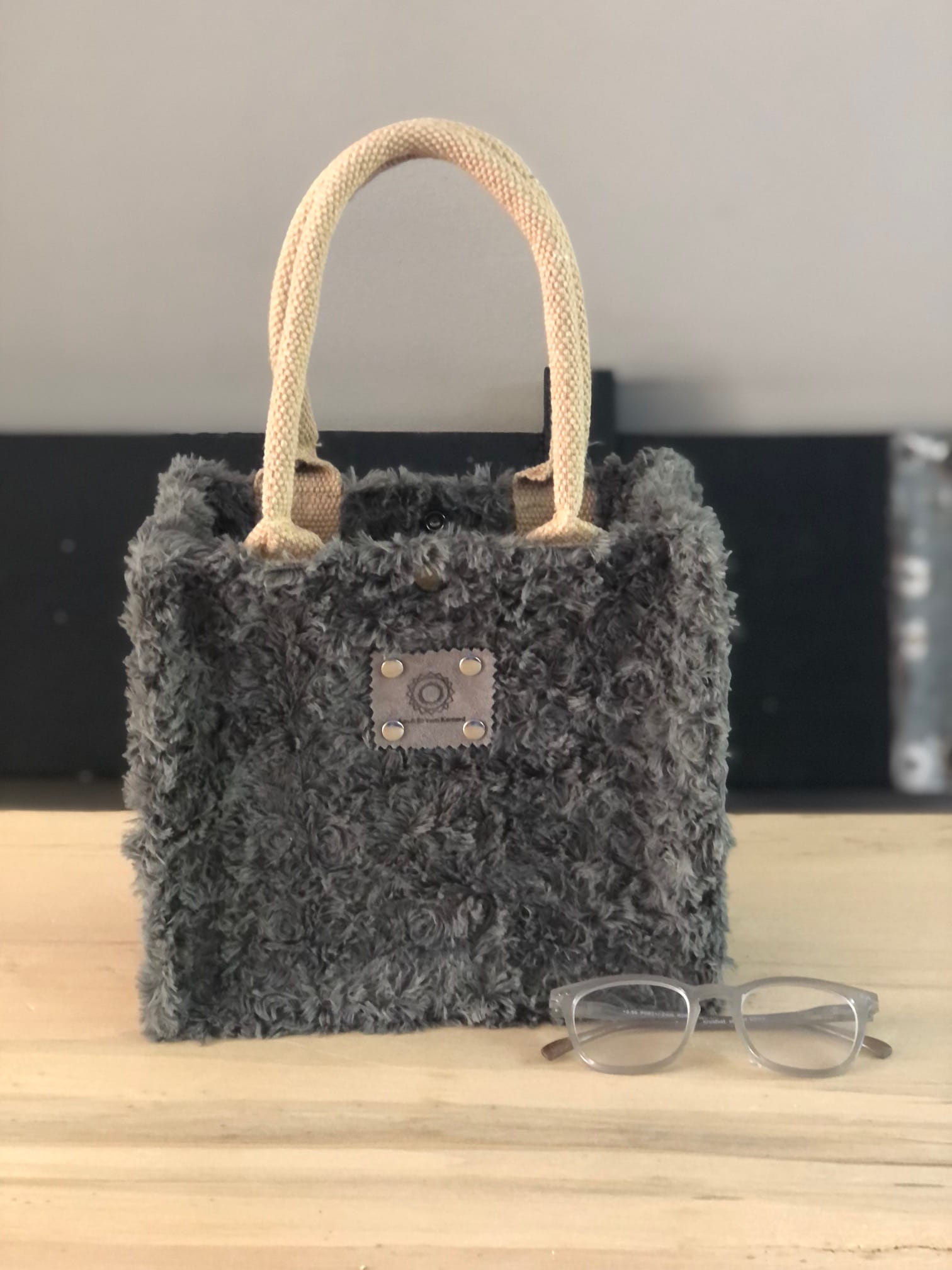 Kleine jute tas bekleed met super zachte grijze fake bont