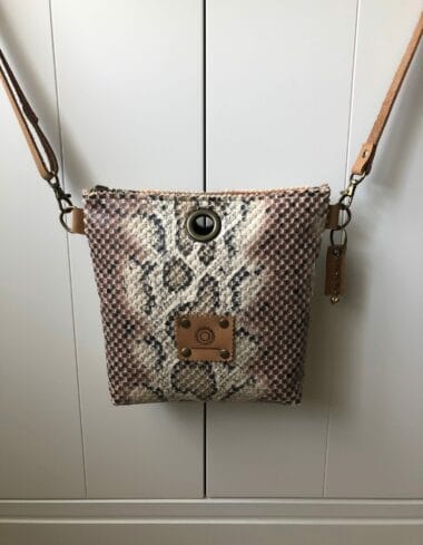 cross-over schoudertas XL van leatherlook slangenprint roze met goud