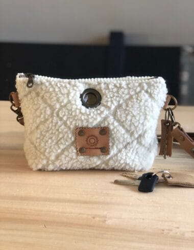 Heuptas van ecru teddy in Jacquard Sherpa met verstelbare leren riem