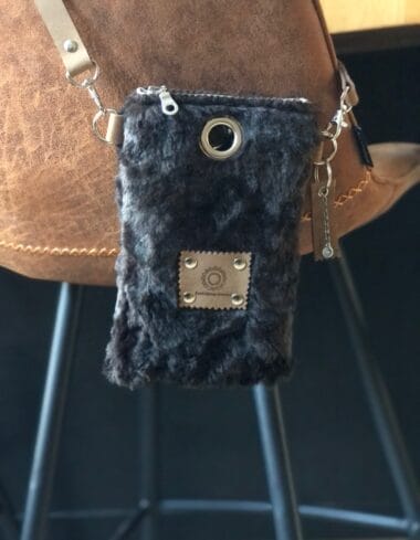 Festivaltasje van zachte donkerbruine fake fur