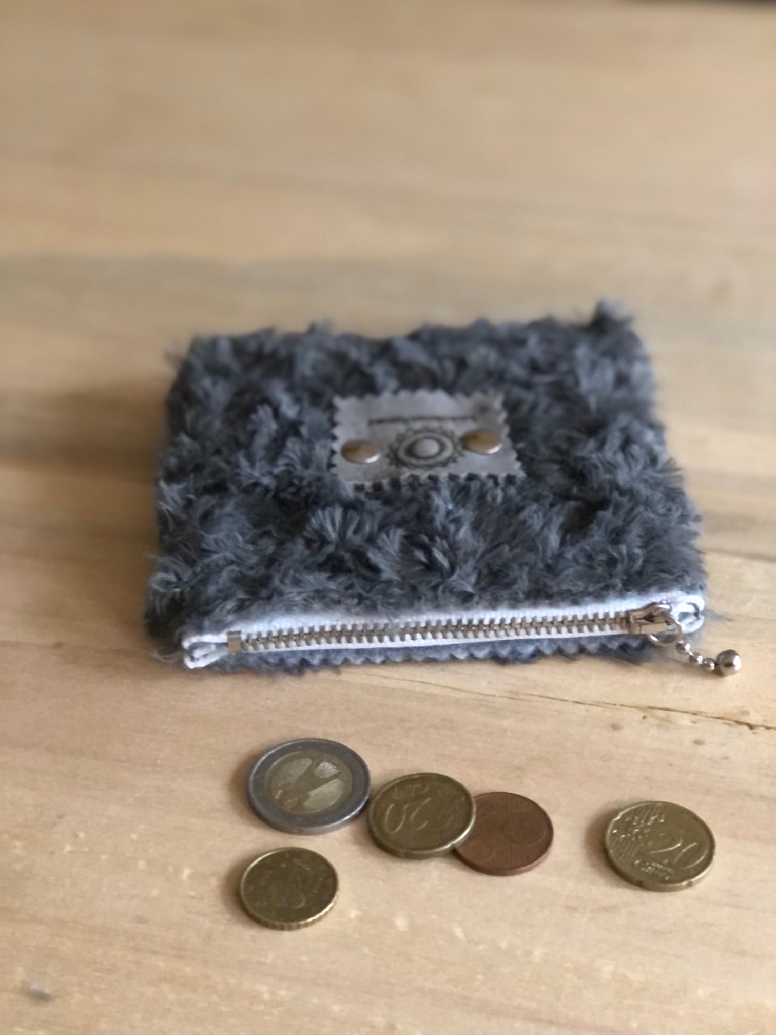 Portemonneetje met rits van grijze superzachte bontachtige stof - Afbeelding 2