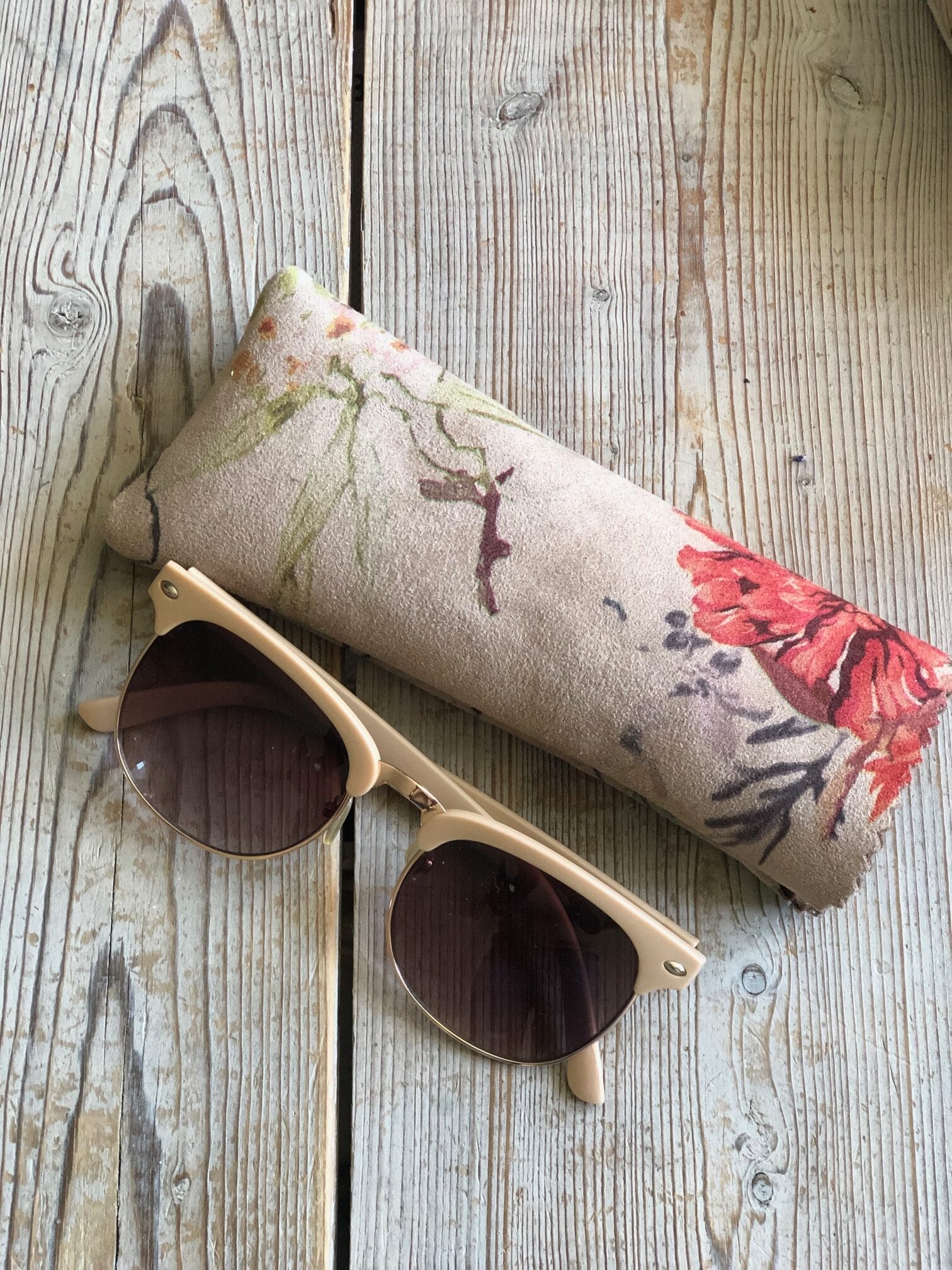 Brilhoesje van zandkleurige suedine in classic flower - Afbeelding 2