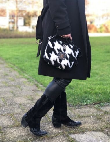 Heuptasje van dikke teddy in Pied de Poule ruit met verstelbare leren riem