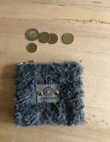 Portemonneetje met rits van grijze superzachte bontachtige stof