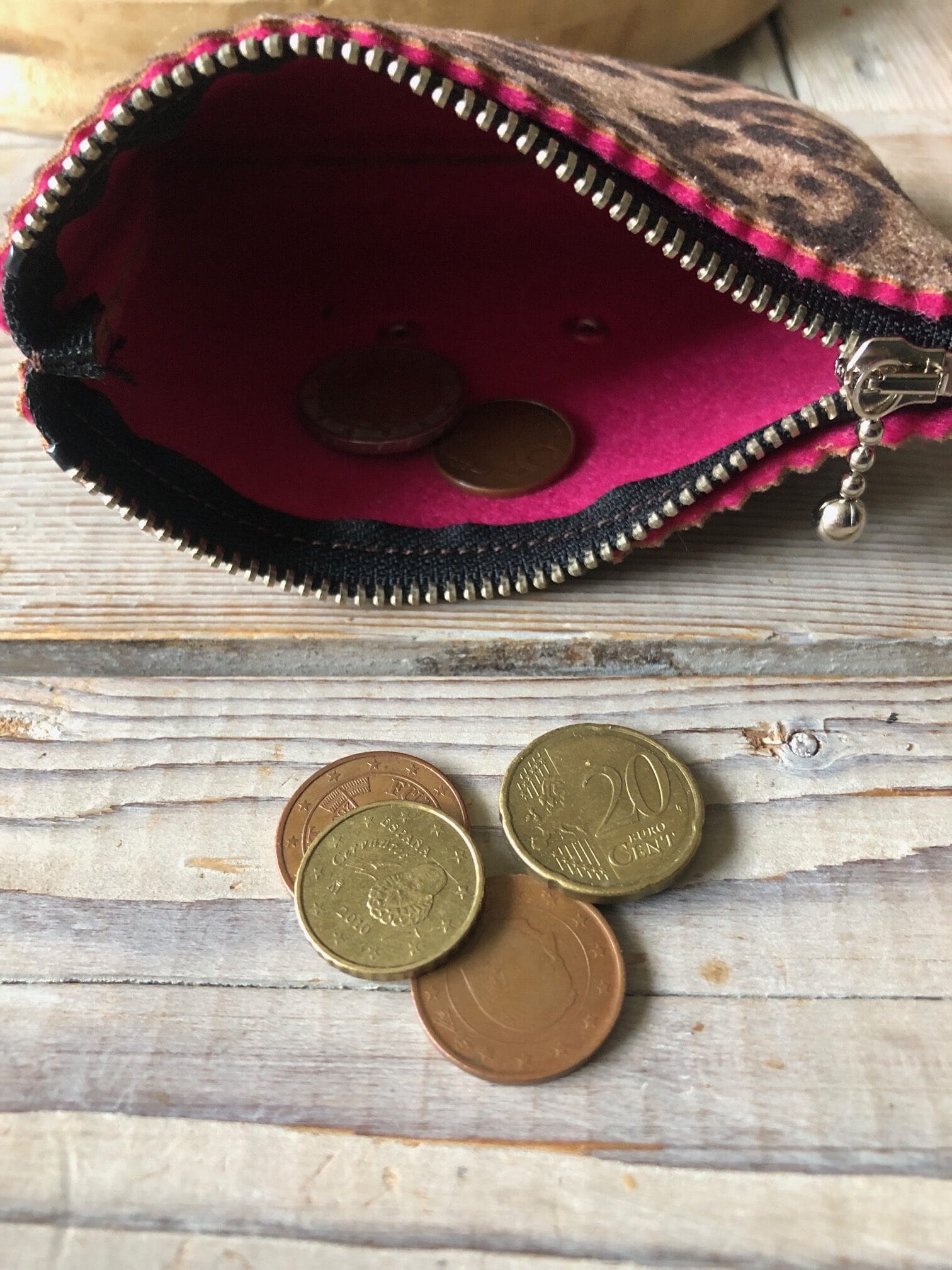 Portemonneetje met ritsje van bruine suedine panterprint - Afbeelding 3