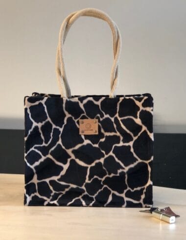 Duurzame jute shopper bekleed met donkerbruine bontachtige giraffeprint