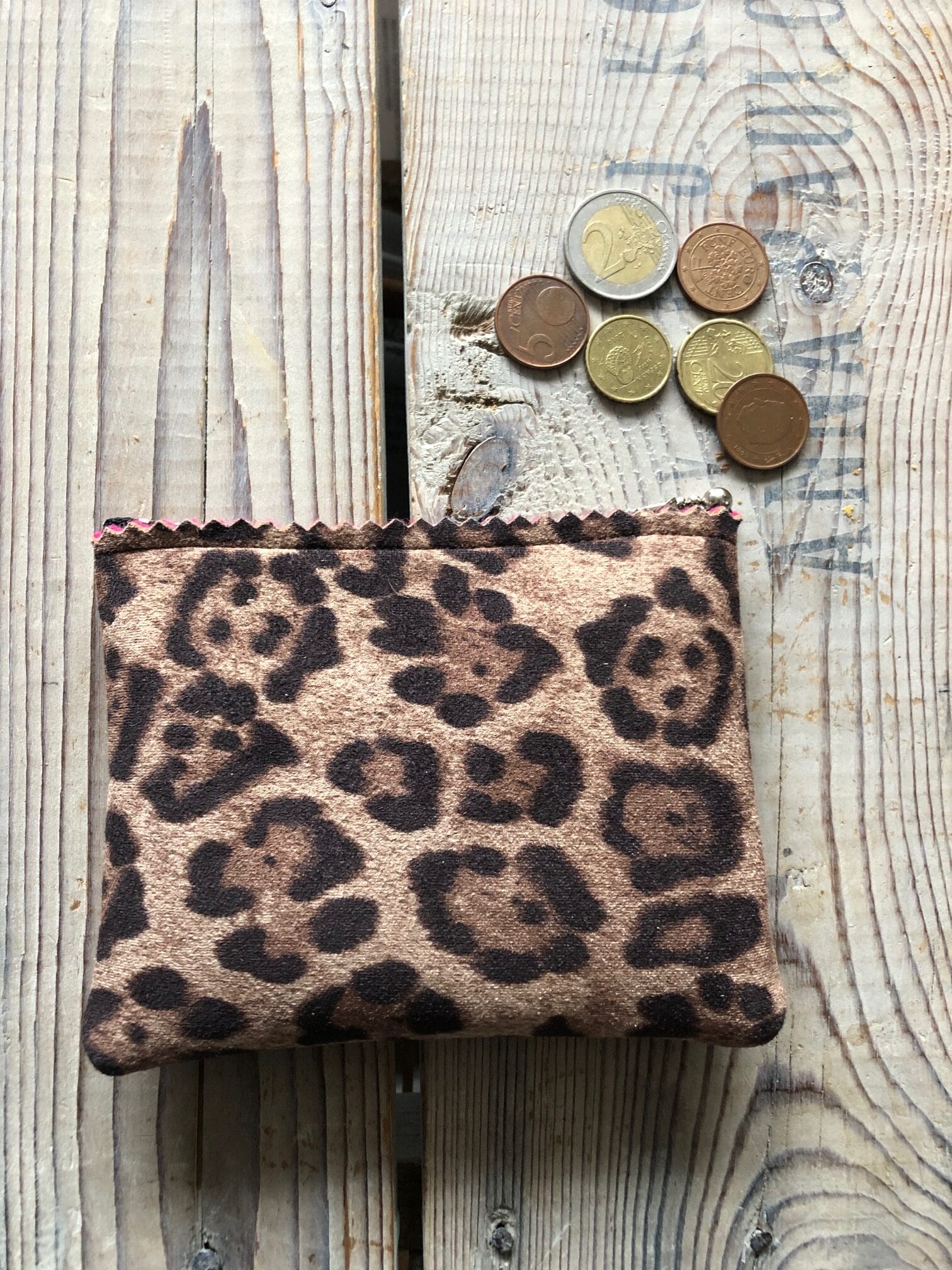 Portemonneetje met ritsje van bruine suedine panterprint - Afbeelding 2