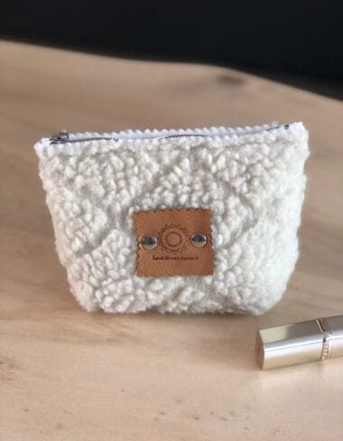 Make-up tasje met ritsje van ecru teddy in Jacquard Sherpa