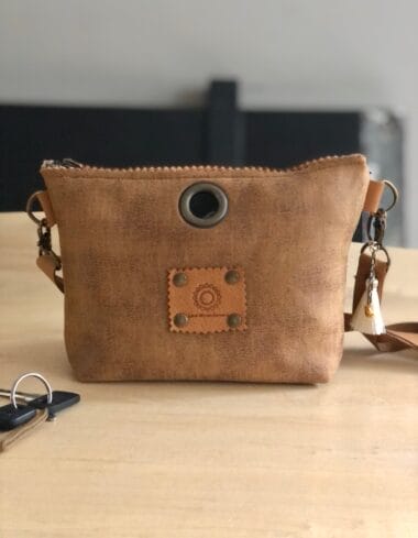 Heuptasje van camelkleurige scuba leatherlook met verstelbare leren riem