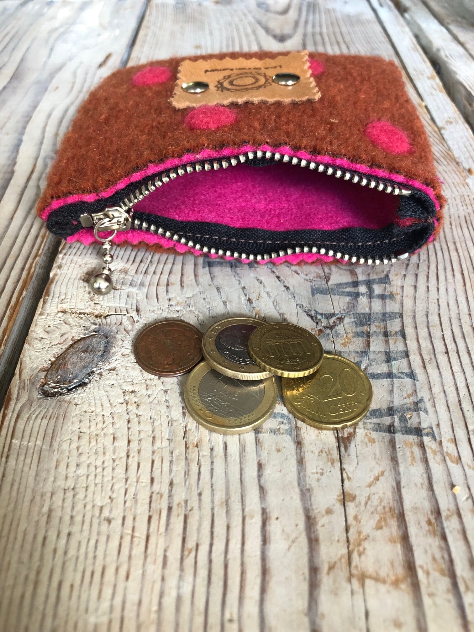 Portemonneetje met rits van roestbruine coocked wool met roze dotjes - Afbeelding 3