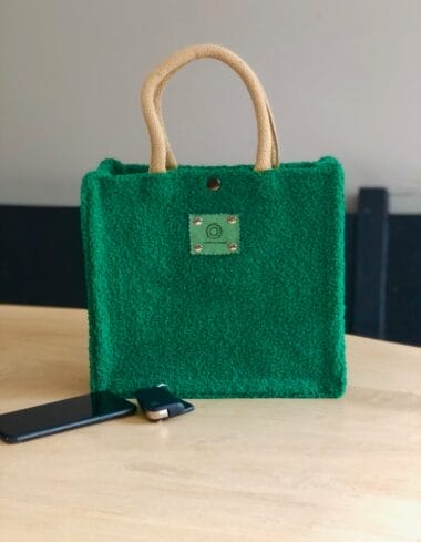 Handtas bekleed met zachte smaragd groene Tedolino
