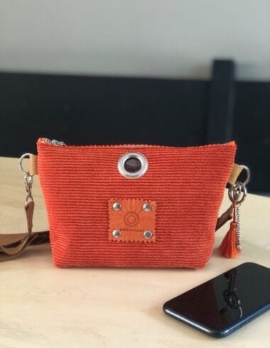 Heuptasje van oranje ribcord met verstelbare leren riem