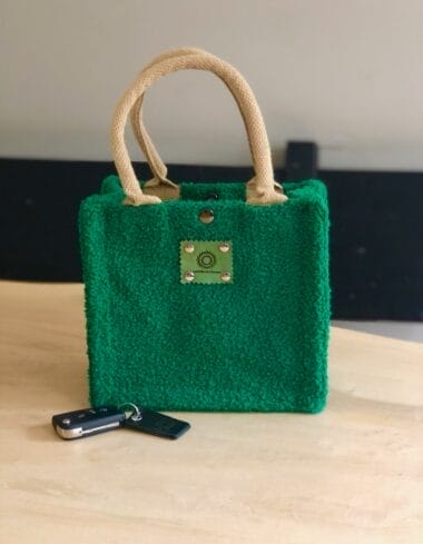 Kleine jute tas bekleed met zachte smaragd groene tedolino