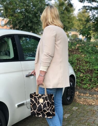 Handtas bekleed met zachte bontachtige donkerbruine giraffeprint