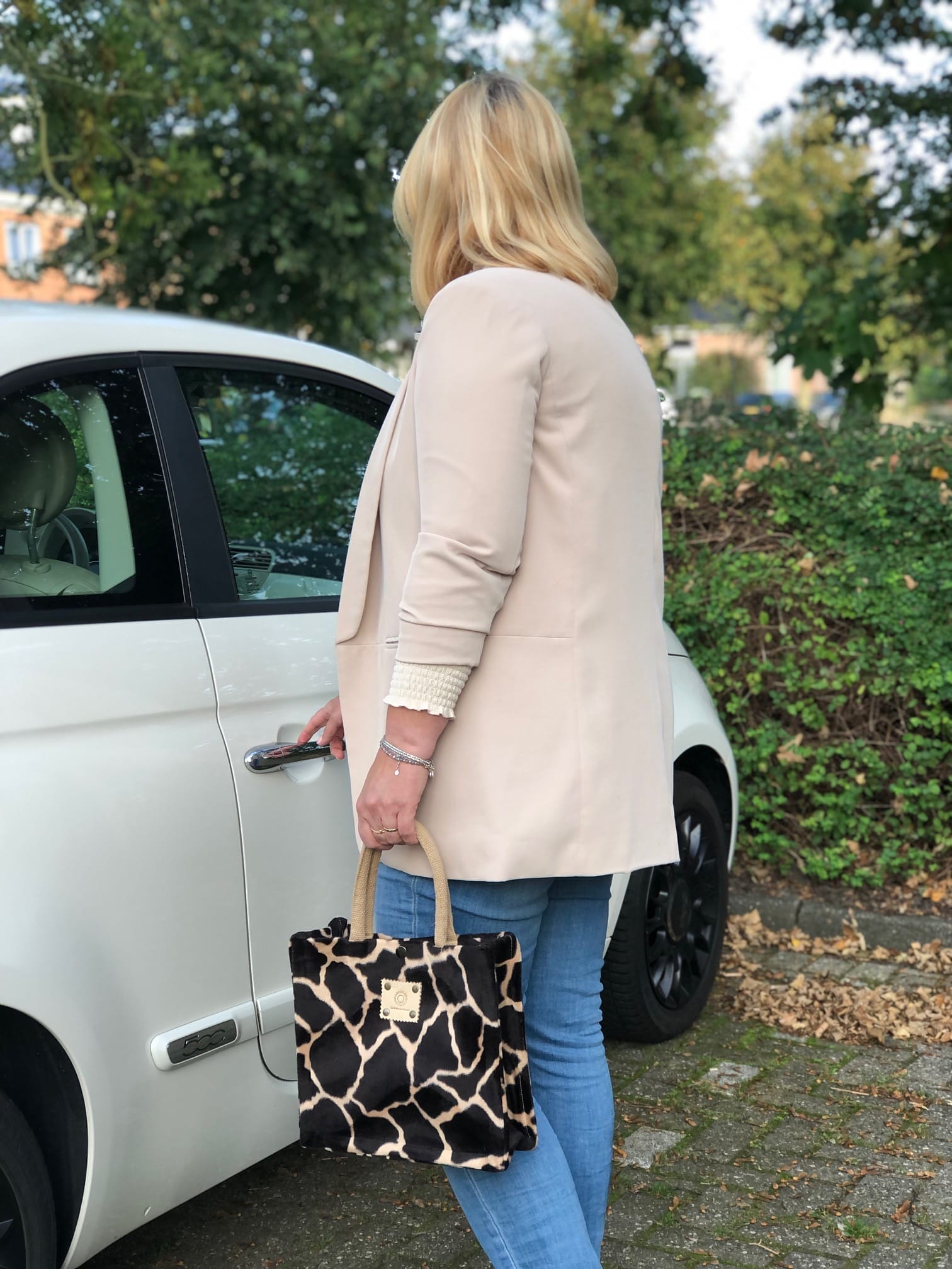 Handtas bekleed met zachte bontachtige donkerbruine giraffeprint