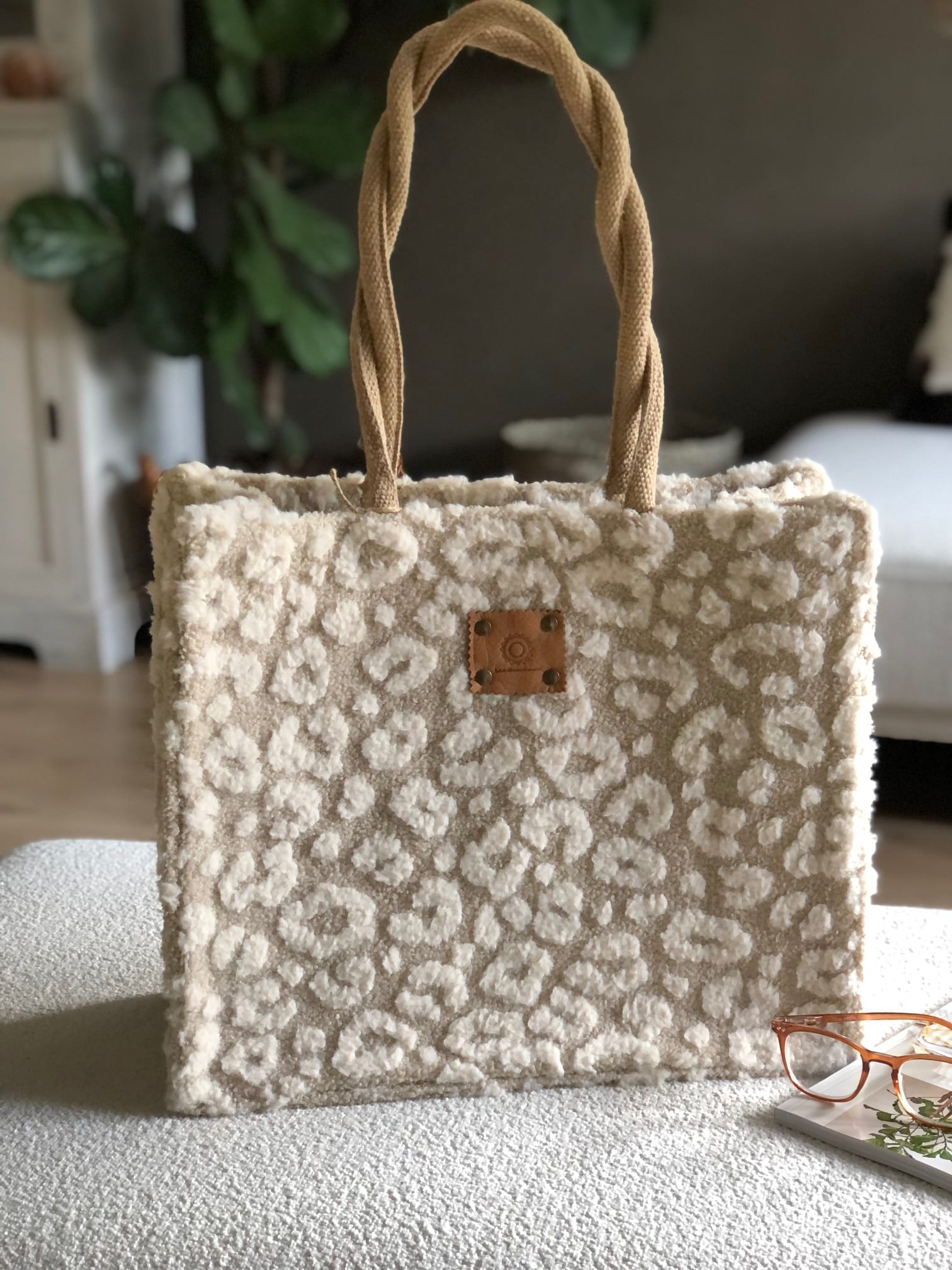 Duurzame jute shopper bekleed met lichtbeige teddy met fluffy pantervlekken - Afbeelding 5