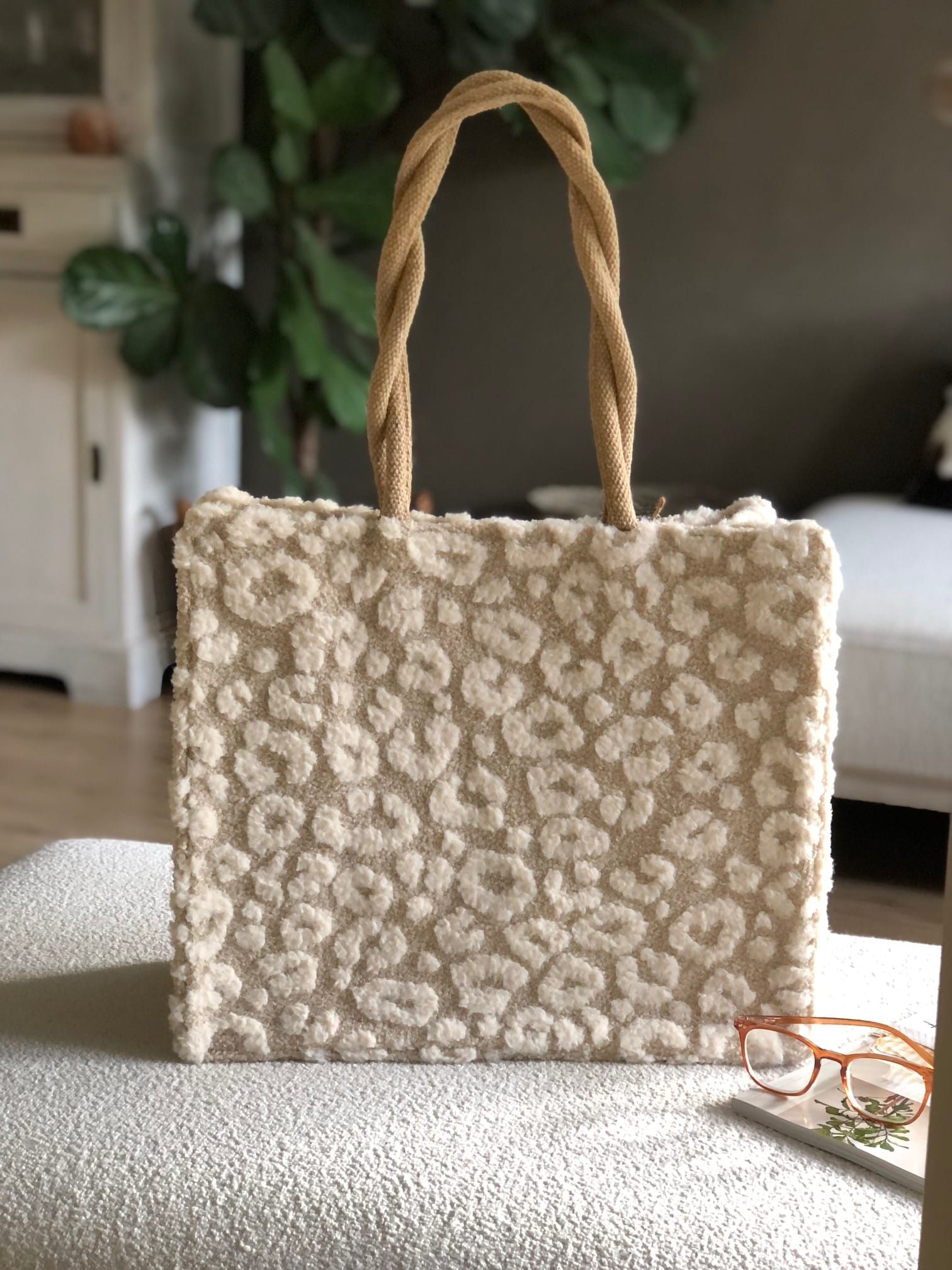 Shopper bekleed met beige teddy met fluffy pantervlekkenn