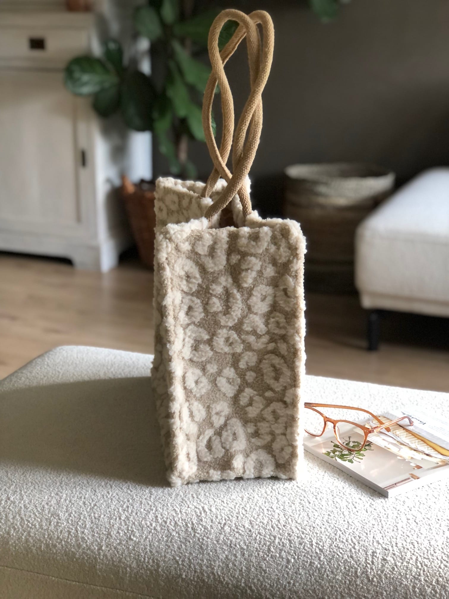 Shopper bekleed met beige teddy met fluffy pantervlekken