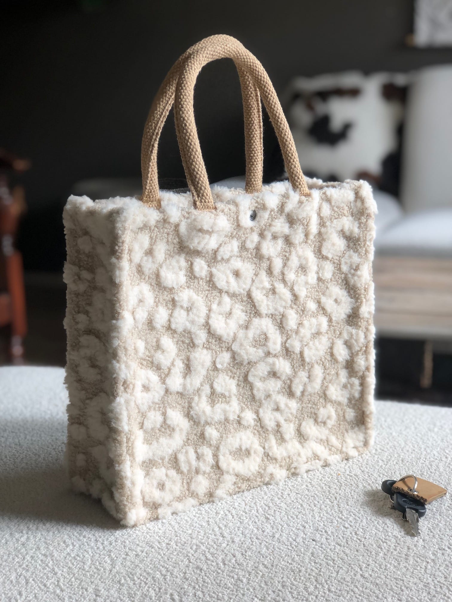 Kleine jute bekleed met beige teddy met fluffy pantervlekken