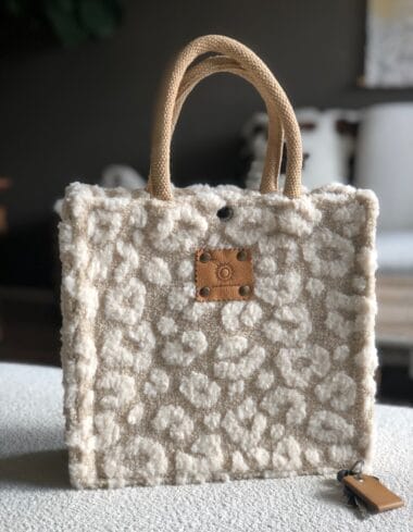 Handtas bekleed met lichtbeige teddy met fluffy pantervlekken