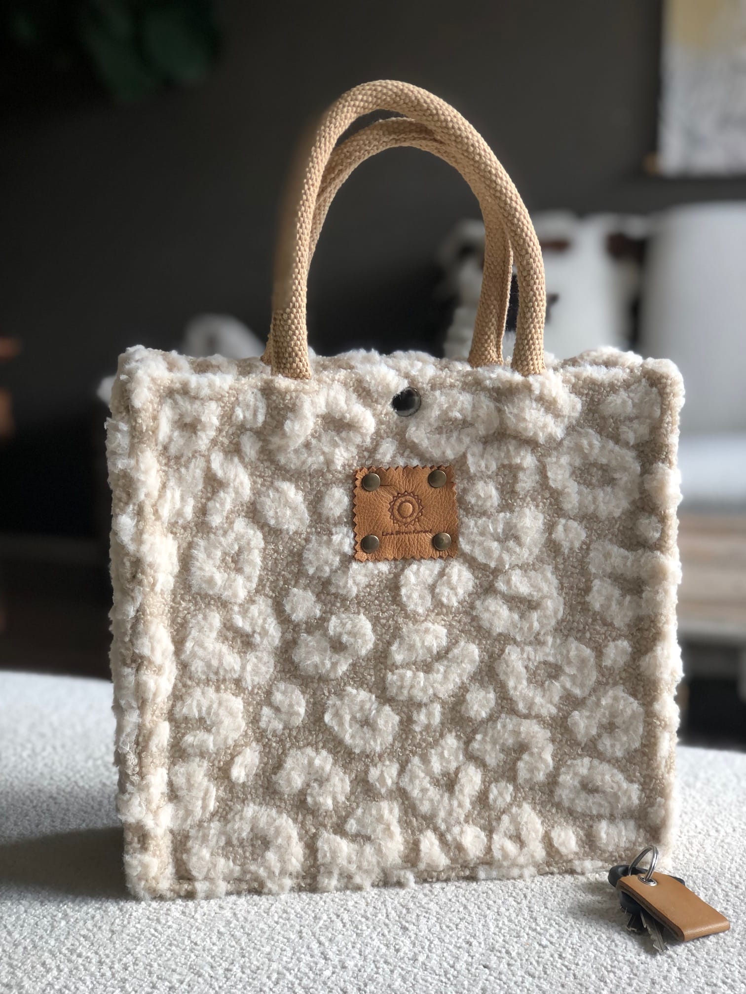 Kleine jute bekleed met beige teddy met fluffy pantervlekken