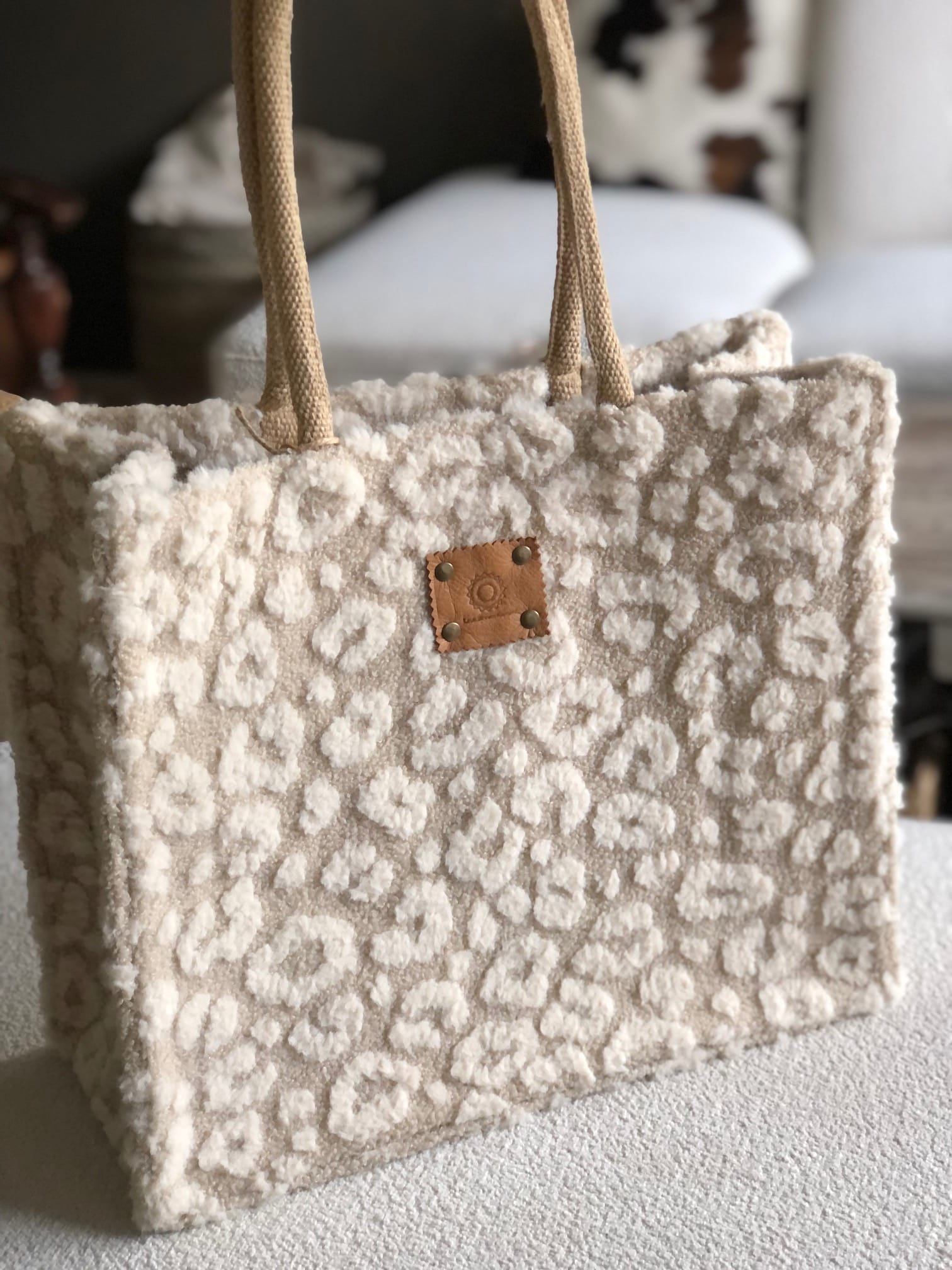 Shopper bekleed met beige teddy met fluffy pantervlekken