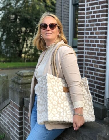 Duurzame jute shopper bekleed met lichtbeige teddy met fluffy pantervlekken