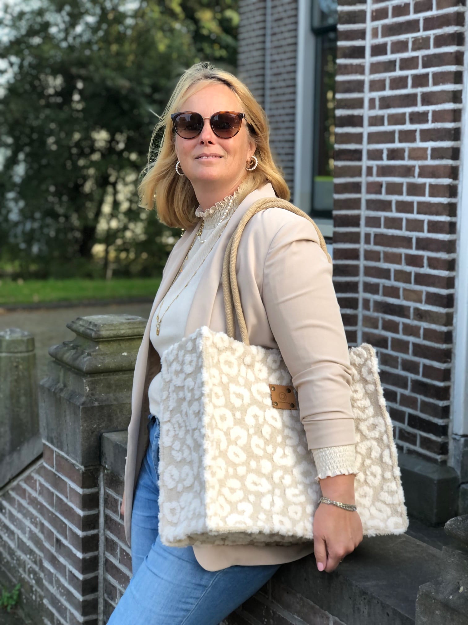 Duurzame jute shopper bekleed met lichtbeige teddy met fluffy pantervlekken