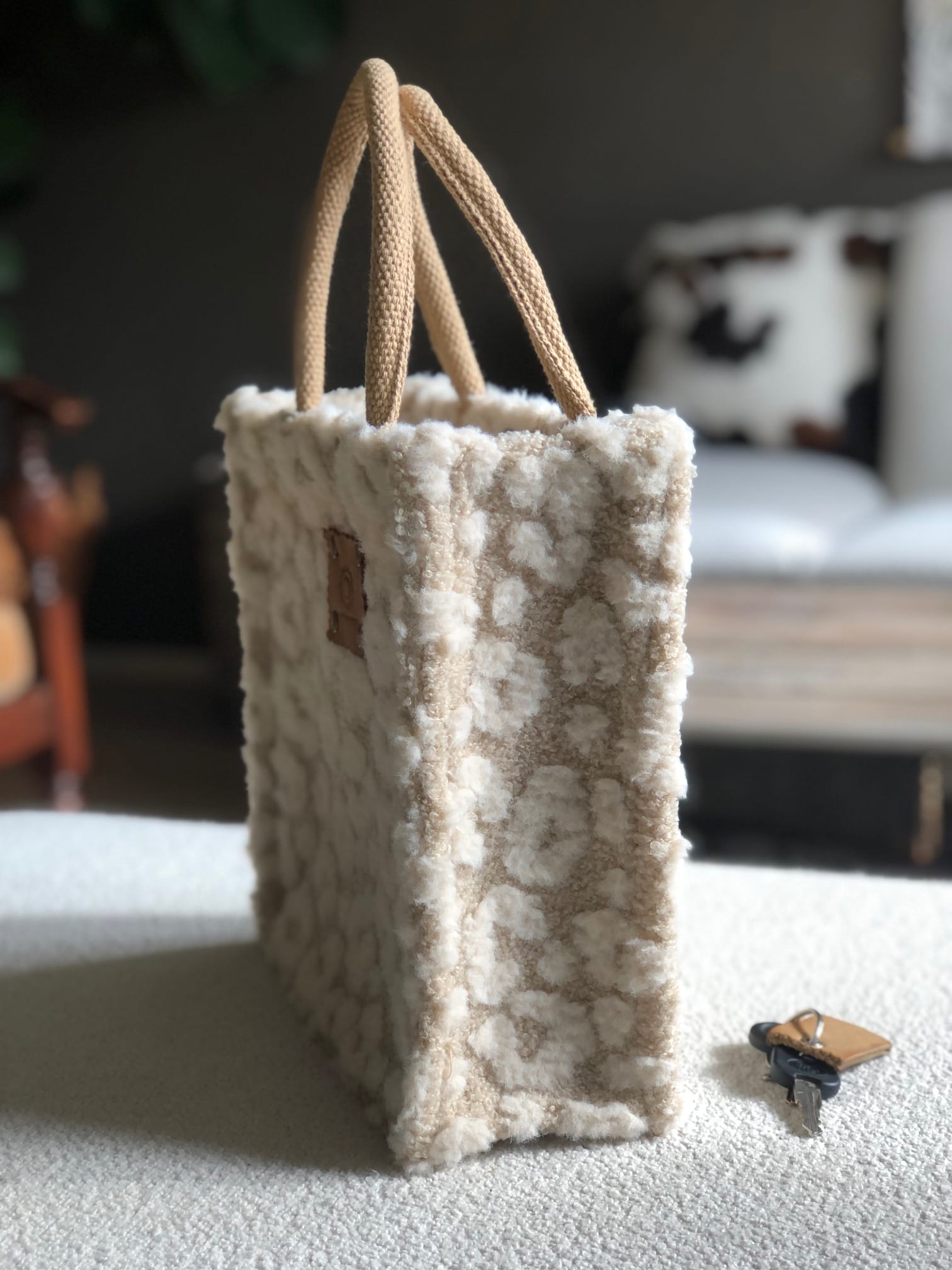 Handtas bekleed met lichtbeige teddy met fluffy pantervlekken - Afbeelding 4